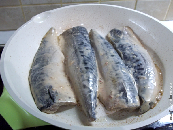 скумбрия с картошкой. скумбрия в духовке скумбрия жареная на сковороде. рыба скумбрия жареная на сковороде. скумбрия на сковороде самый. скумбрия жареная на сковороде.