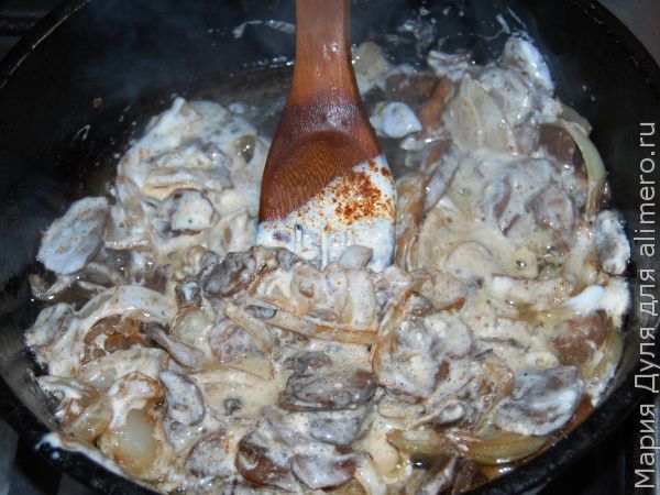 Опята в сметане. Опята в сметанном соусе. Как готовить сыроежки грибы жареные. Тушеные грибы крафт. Картошка с грибами на сковороде тушеная.